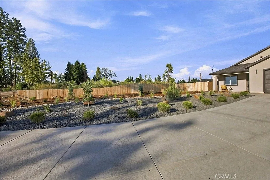 Open-Plan 3-Bedroom Single-Family Home in Paradise, California photo 9