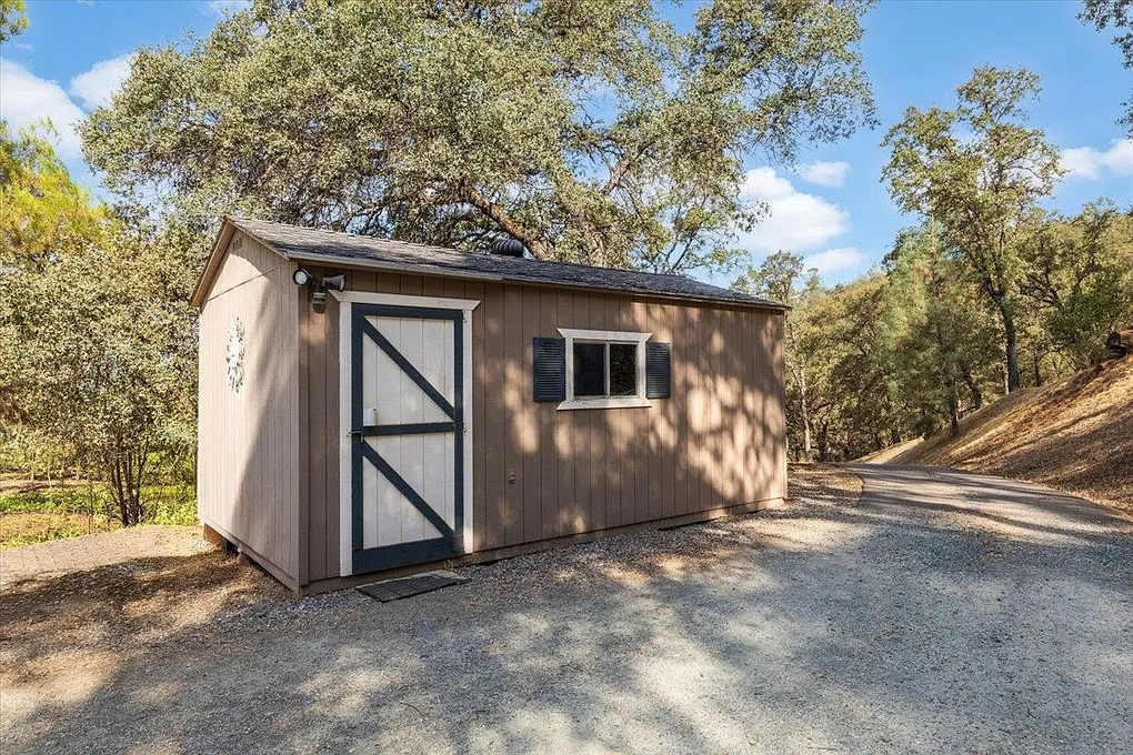 Turn-Key Country Retreat on 5.98 Acres for Sale in Placerville, California photo 10