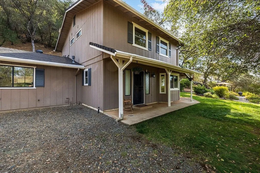 Turn-Key Country Retreat on 5.98 Acres for Sale in Placerville, California photo 4