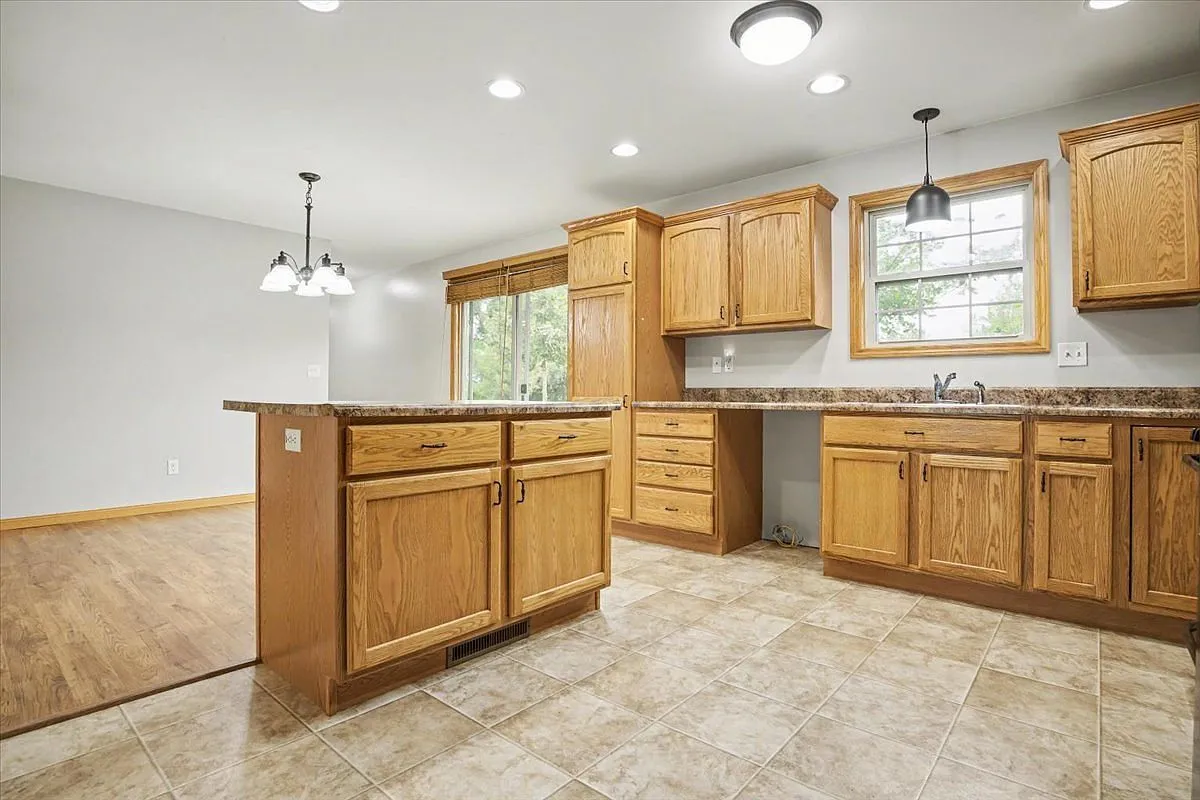 Country Home on 20 Acres Near Cornell, Illinois photo 10