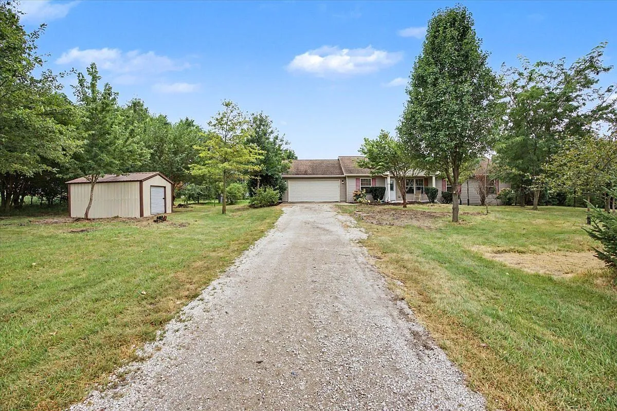 Country Home on 20 Acres Near Cornell, Illinois photo 2