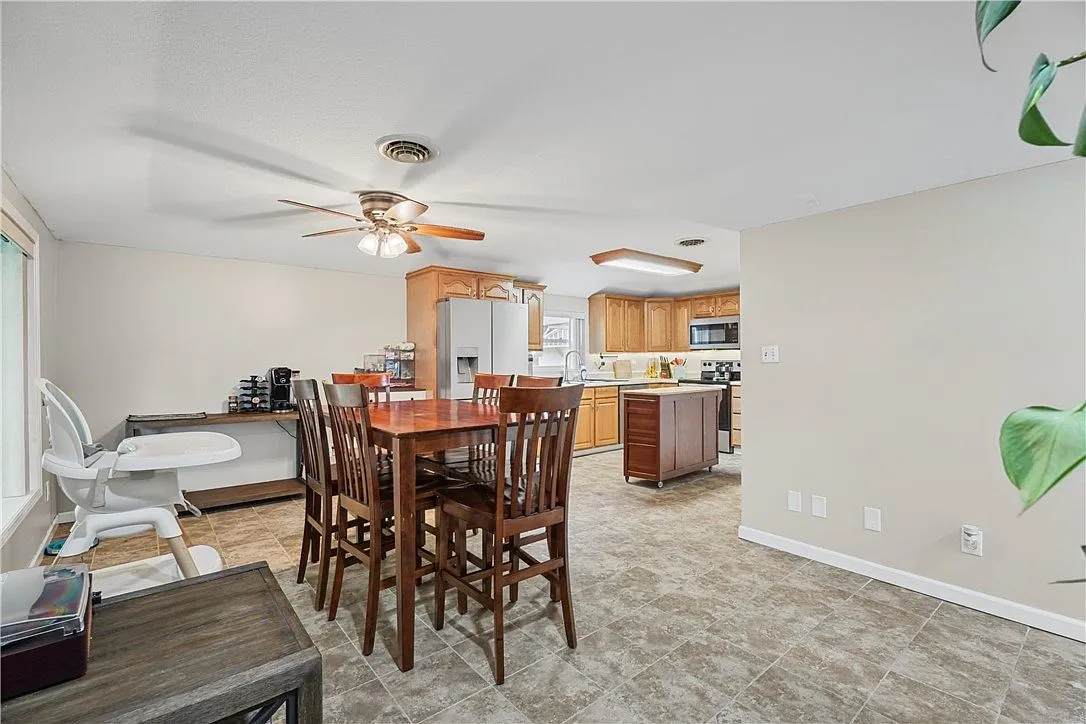 Charming Single-Family Home on 0.68 Acres in Catlin, Illinois photo 5
