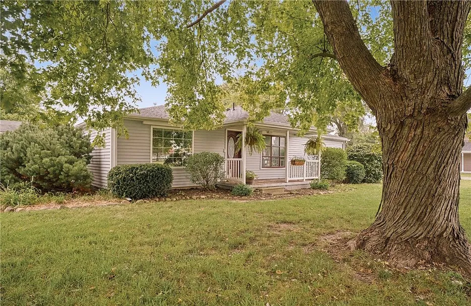 Charming Single-Family Home on 0.68 Acres in Catlin, Illinois photo 2