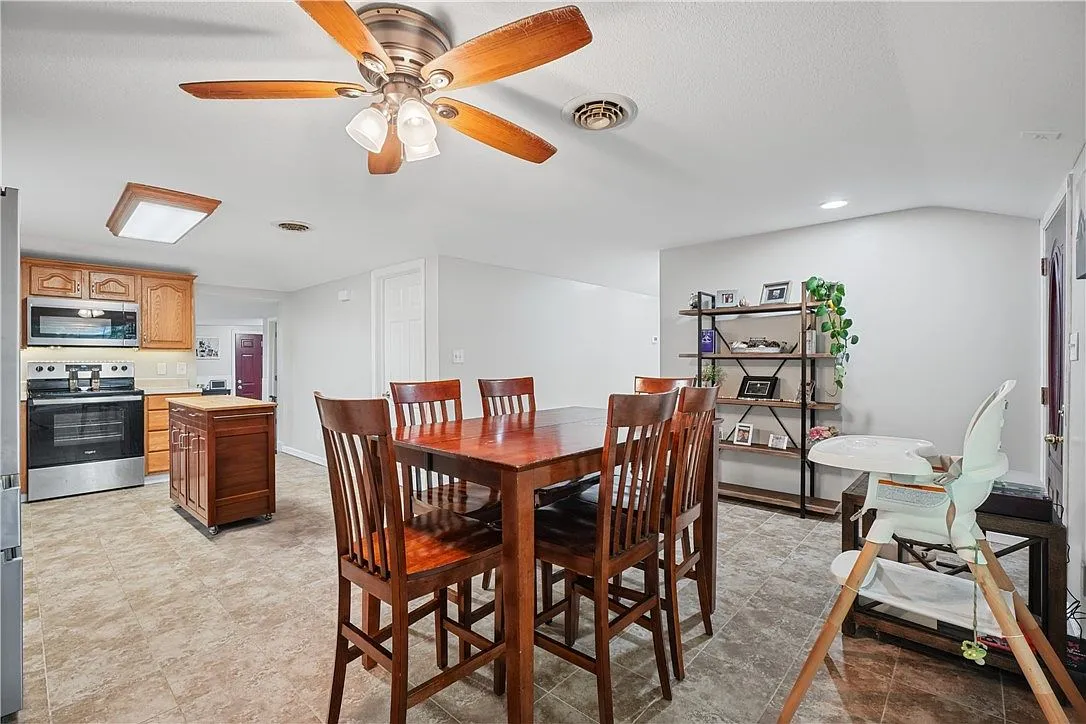 Charming Single-Family Home on 0.68 Acres in Catlin, Illinois photo 6