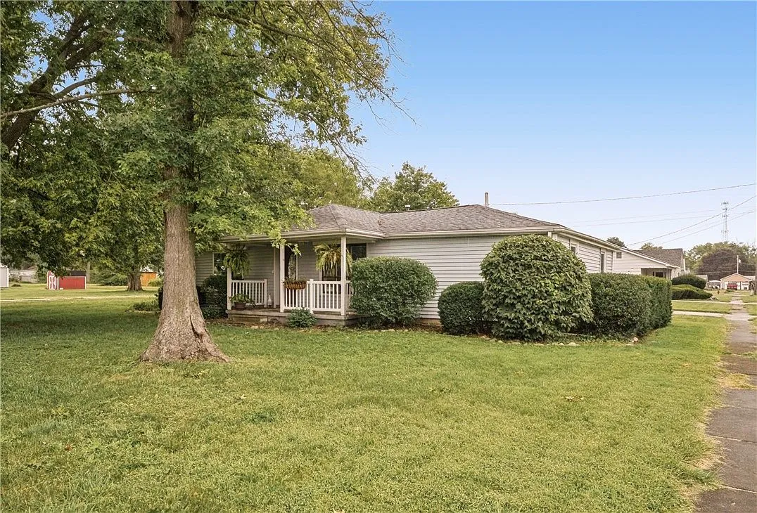 Charming Single-Family Home on 0.68 Acres in Catlin, Illinois photo 3
