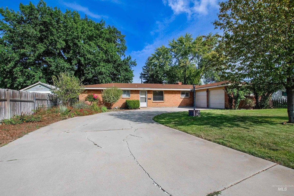 Mid-Century Medallion Home at 2716 N Redway Rd, Boise photo 2