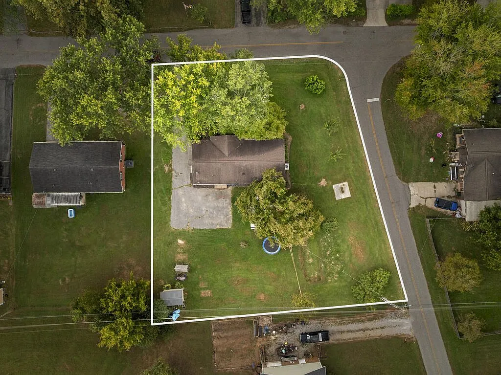 All-Brick Ranch-Style Home on a Corner Lot in Sparta, Tennessee photo 2