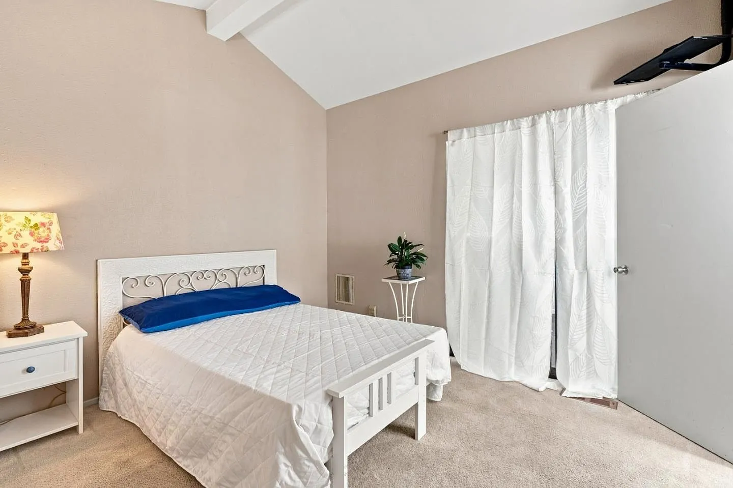 Charming Salinas Condo with Enclosed Sunroom and Two Parking Spaces photo 7
