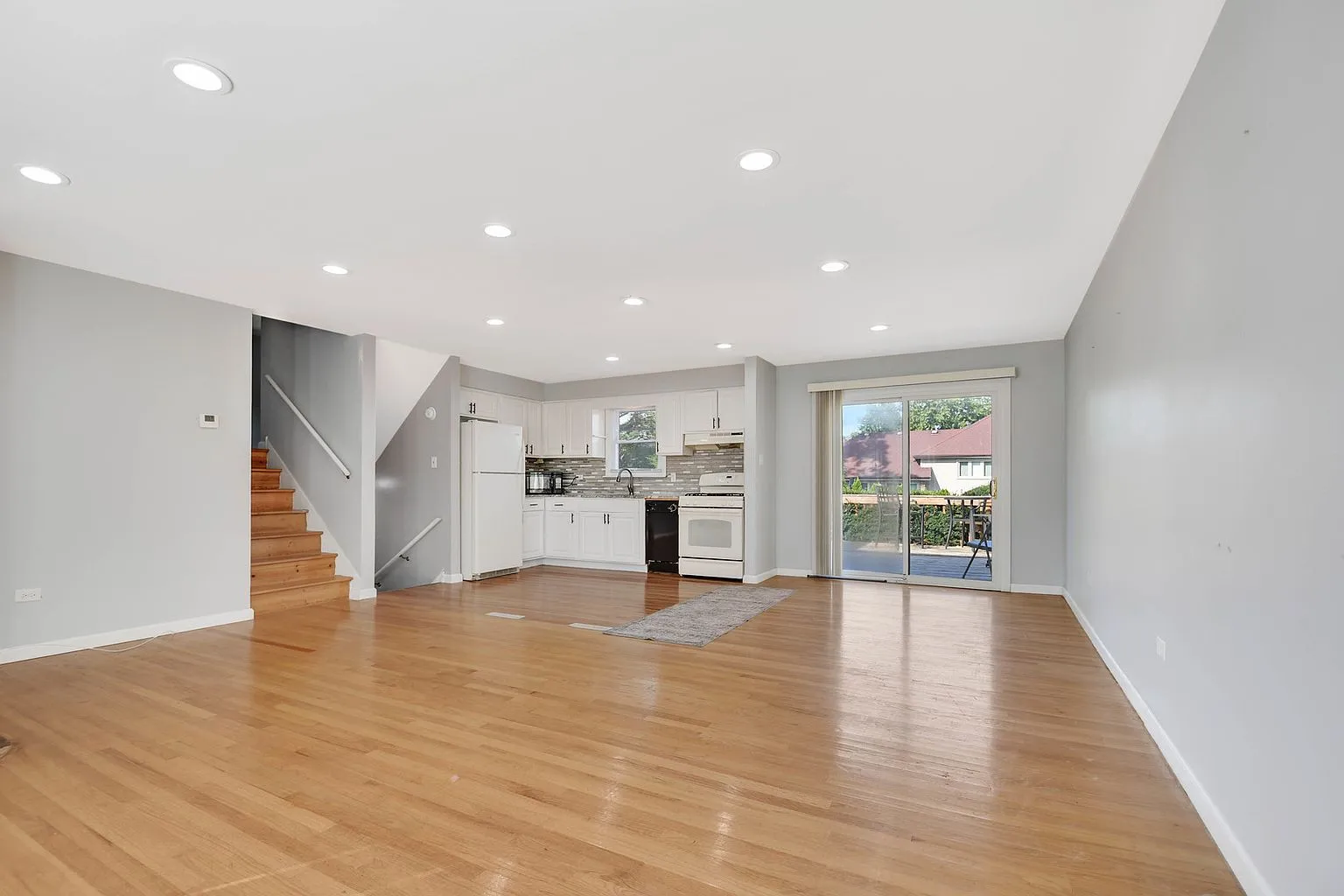 Single-Family Split-Level Home for Sale at 8808 S 85th Ct, Hickory Hills, IL photo 3