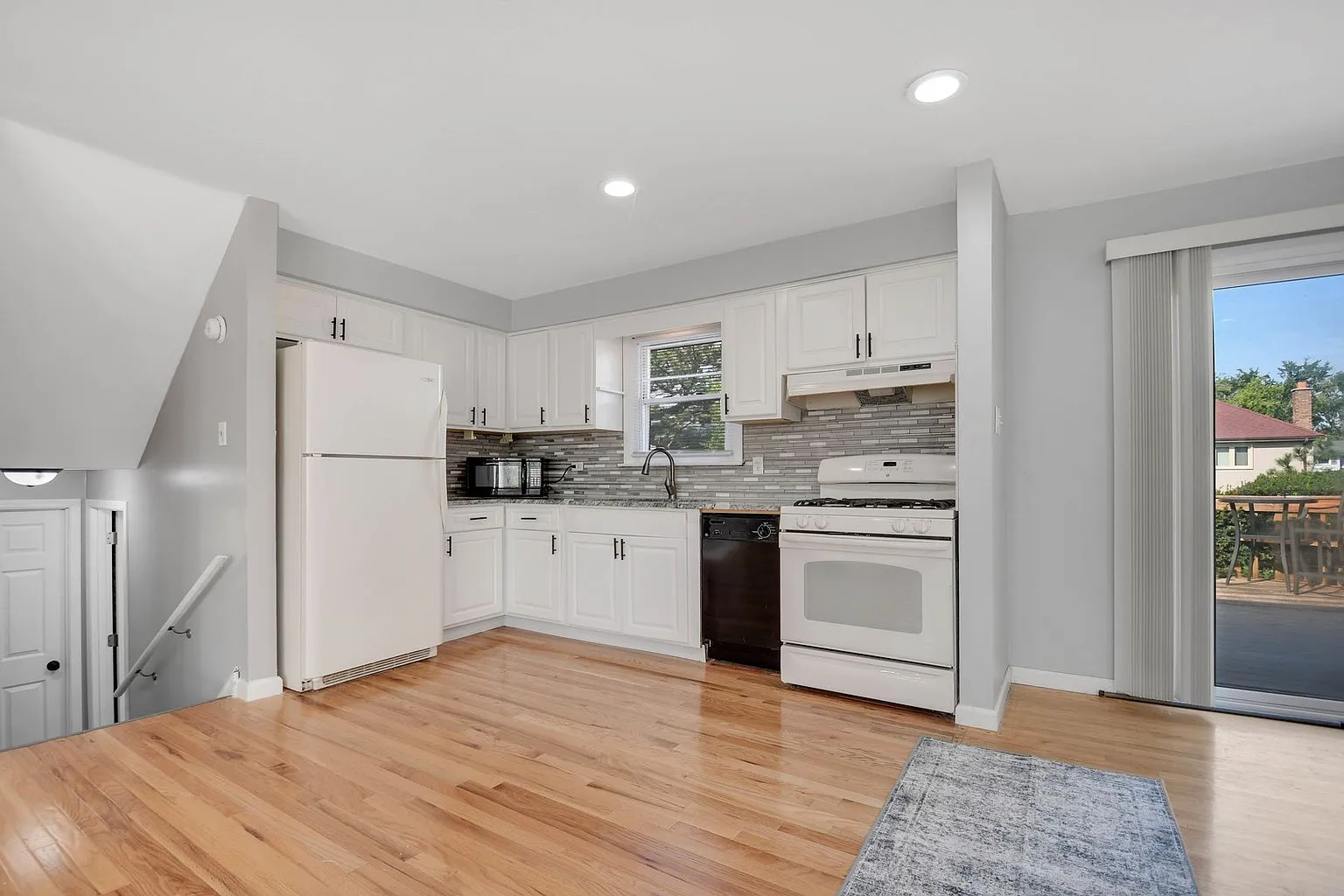 Single-Family Split-Level Home for Sale at 8808 S 85th Ct, Hickory Hills, IL photo 6