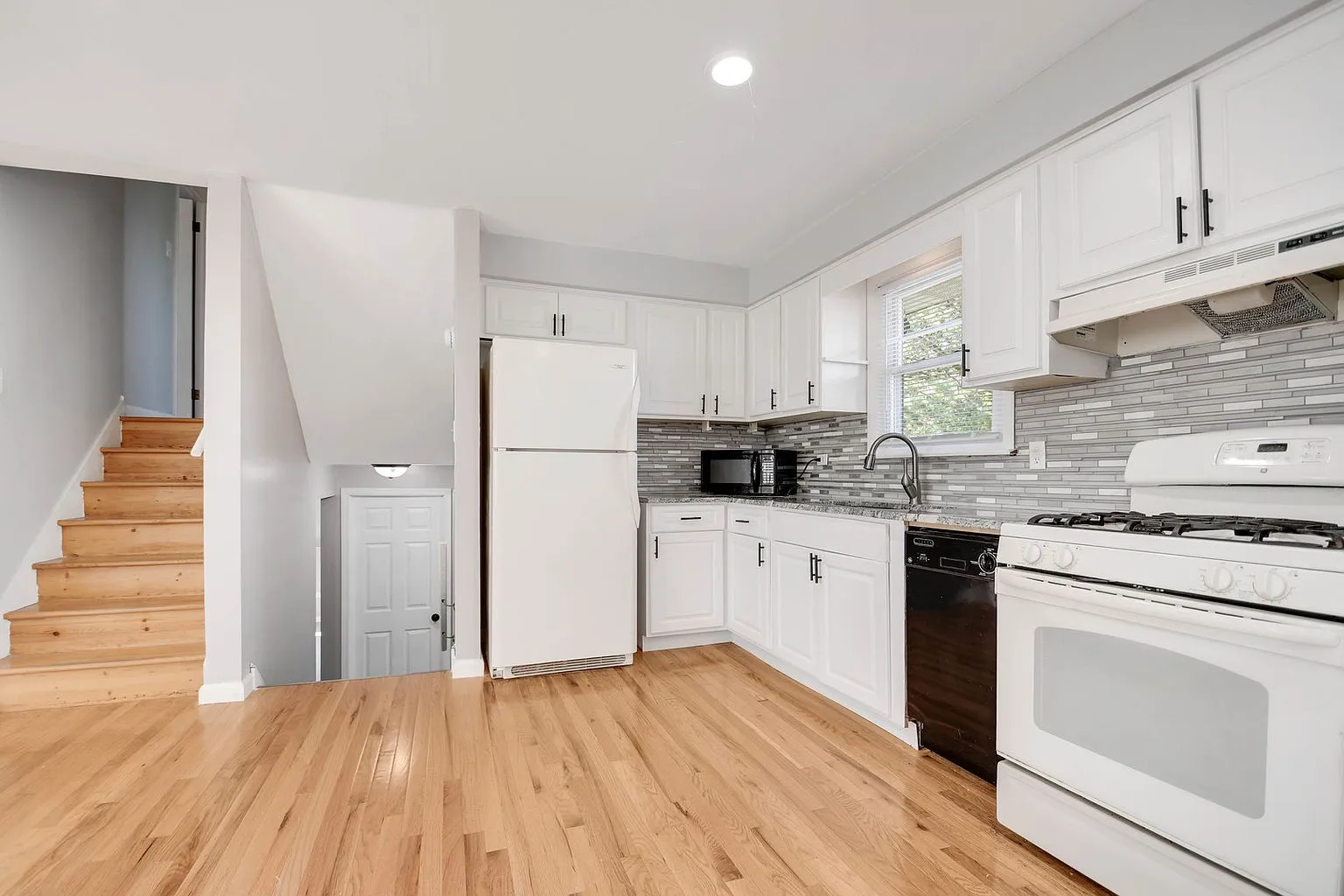 Single-Family Split-Level Home for Sale at 8808 S 85th Ct, Hickory Hills, IL photo 8
