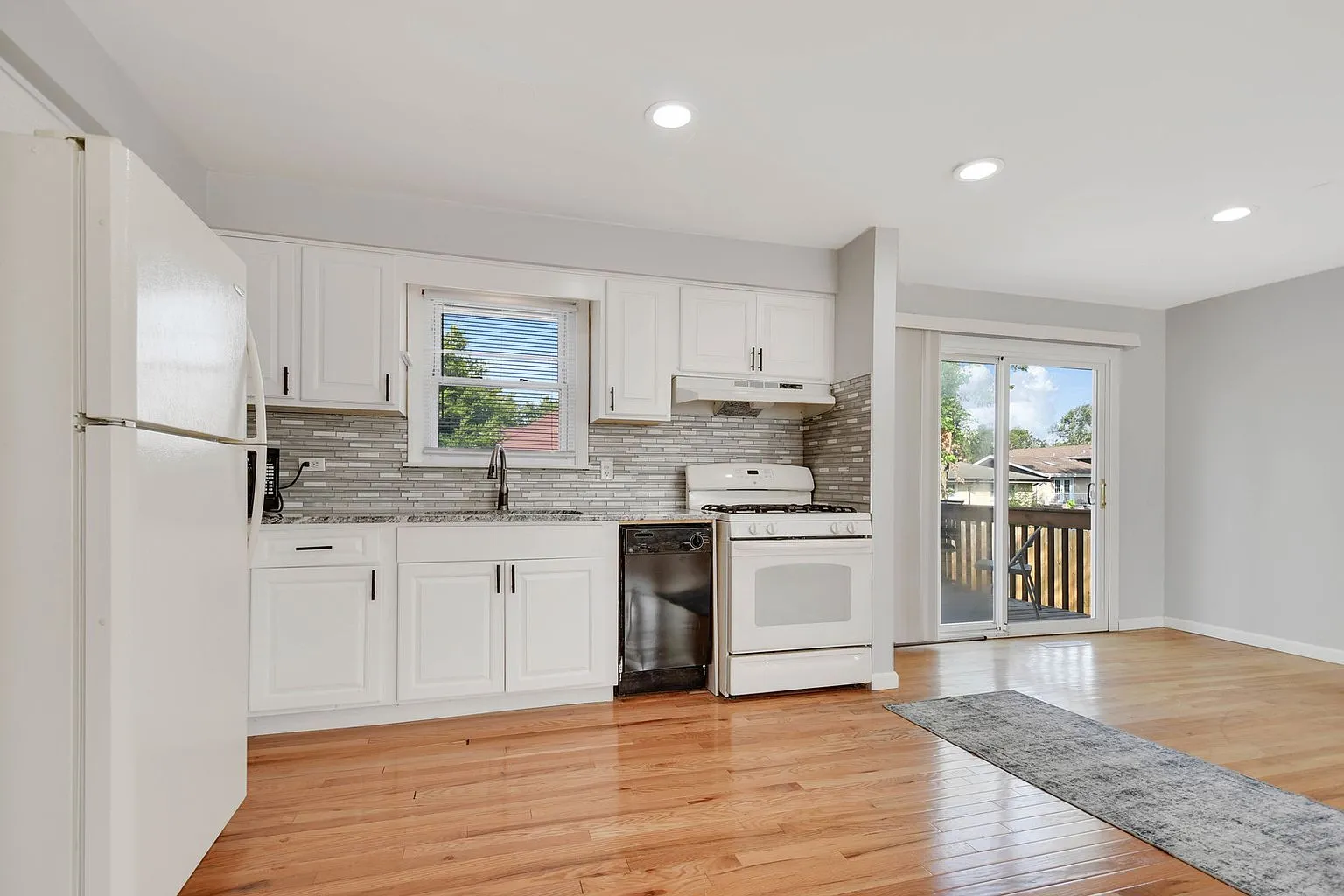 Single-Family Split-Level Home for Sale at 8808 S 85th Ct, Hickory Hills, IL photo 7