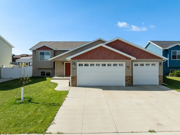 Well-Maintained Split-Foyer Home in Stonebridge Farms, Minot property photo