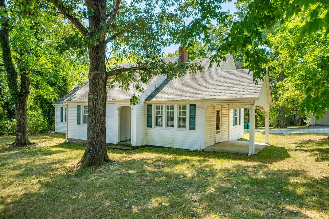 Three-Bedroom Detached House at 917 W Commerce St, Lewisburg, TN photo 6