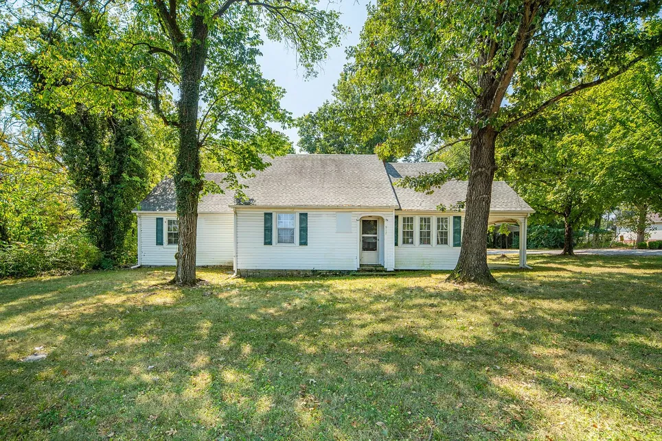 Three-Bedroom Detached House at 917 W Commerce St, Lewisburg, TN photo 3