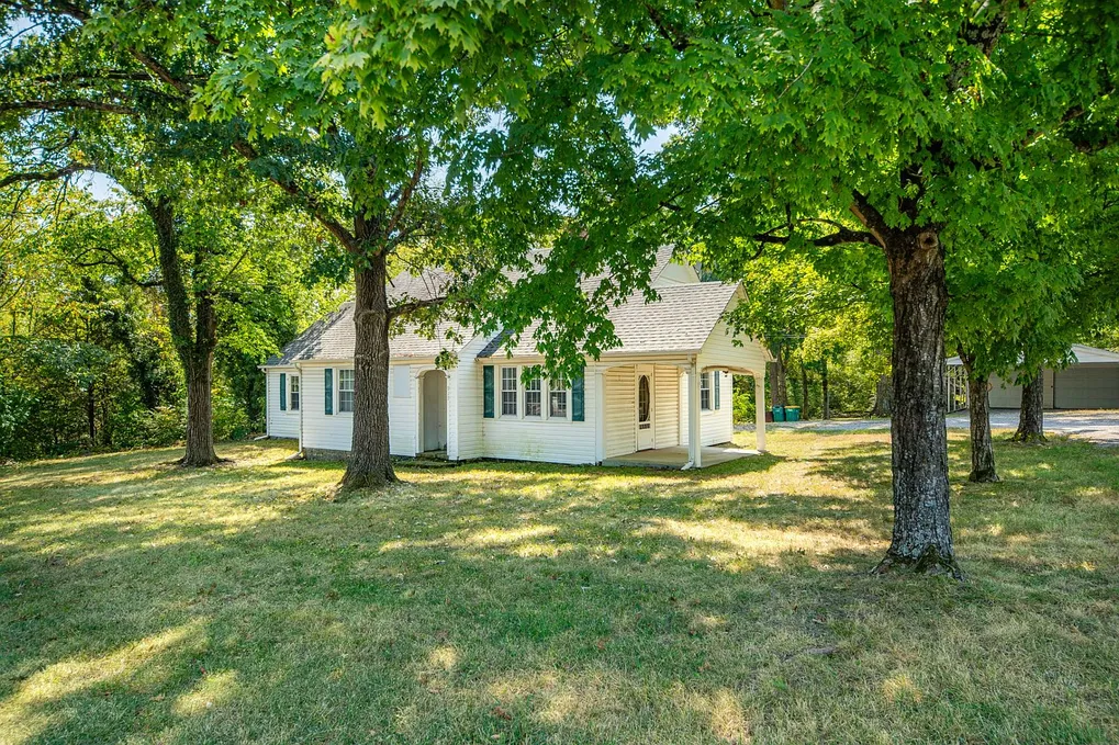 Three-Bedroom Detached House at 917 W Commerce St, Lewisburg, TN photo 2