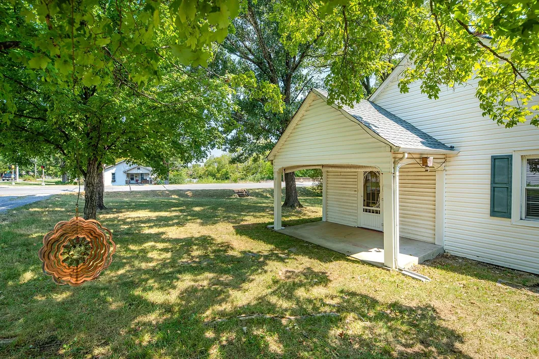 Three-Bedroom Detached House at 917 W Commerce St, Lewisburg, TN photo 8
