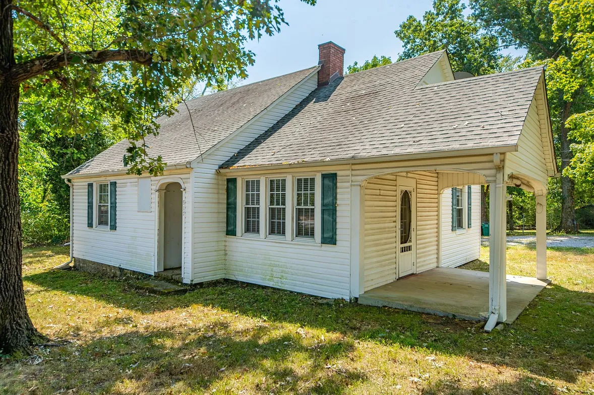 Three-Bedroom Detached House at 917 W Commerce St, Lewisburg, TN photo 7