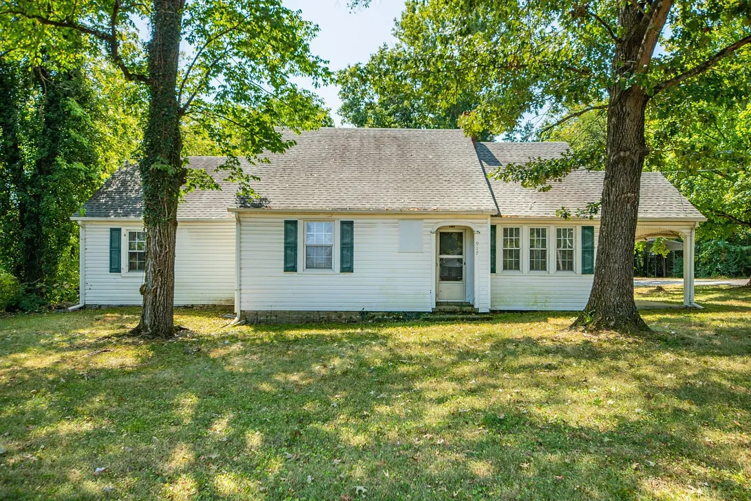 Three-Bedroom Detached House at 917 W Commerce St, Lewisburg, TN photo 4