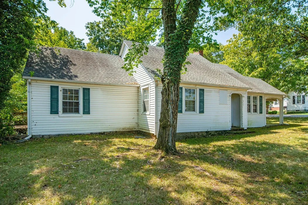 Three-Bedroom Detached House at 917 W Commerce St, Lewisburg, TN photo 5