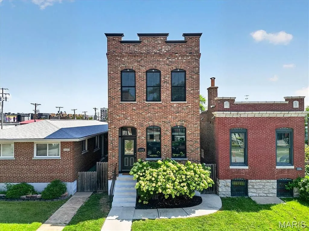 2-Story Home for Sale at 1124 Kentucky Ave in The Grove, St. Louis photo 2