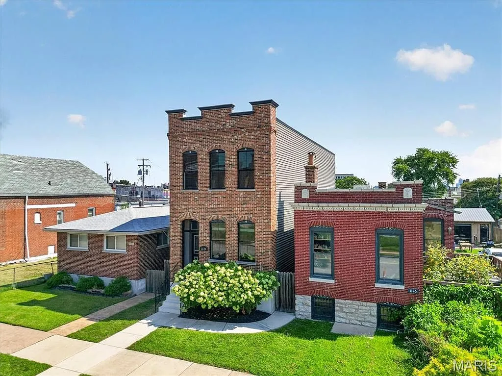 2-Story Home for Sale at 1124 Kentucky Ave in The Grove, St. Louis photo 4