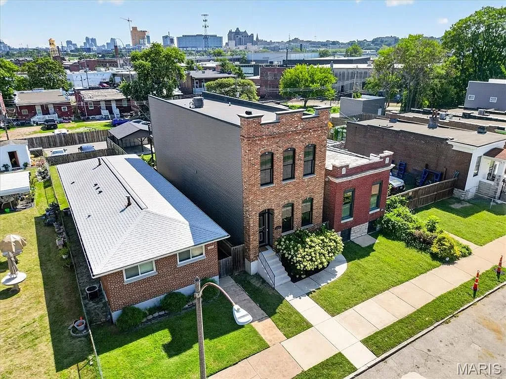 2-Story Home for Sale at 1124 Kentucky Ave in The Grove, St. Louis photo 3