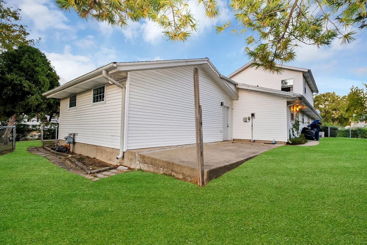 Fully Updated 6-Bedroom Home on Oversized Corner Lot in Schaumburg, IL photo 4