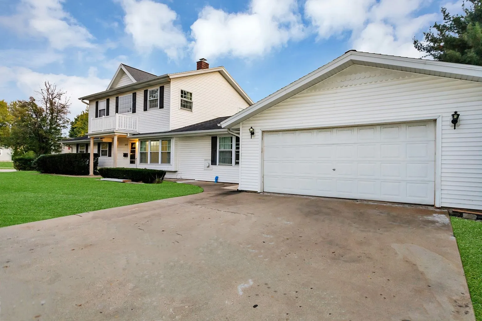Fully Updated 6-Bedroom Home on Oversized Corner Lot in Schaumburg, IL photo 2