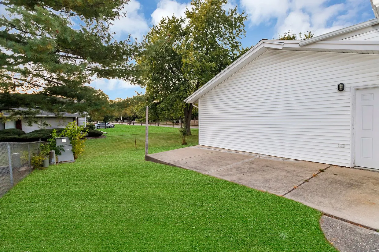 Fully Updated 6-Bedroom Home on Oversized Corner Lot in Schaumburg, IL photo 5