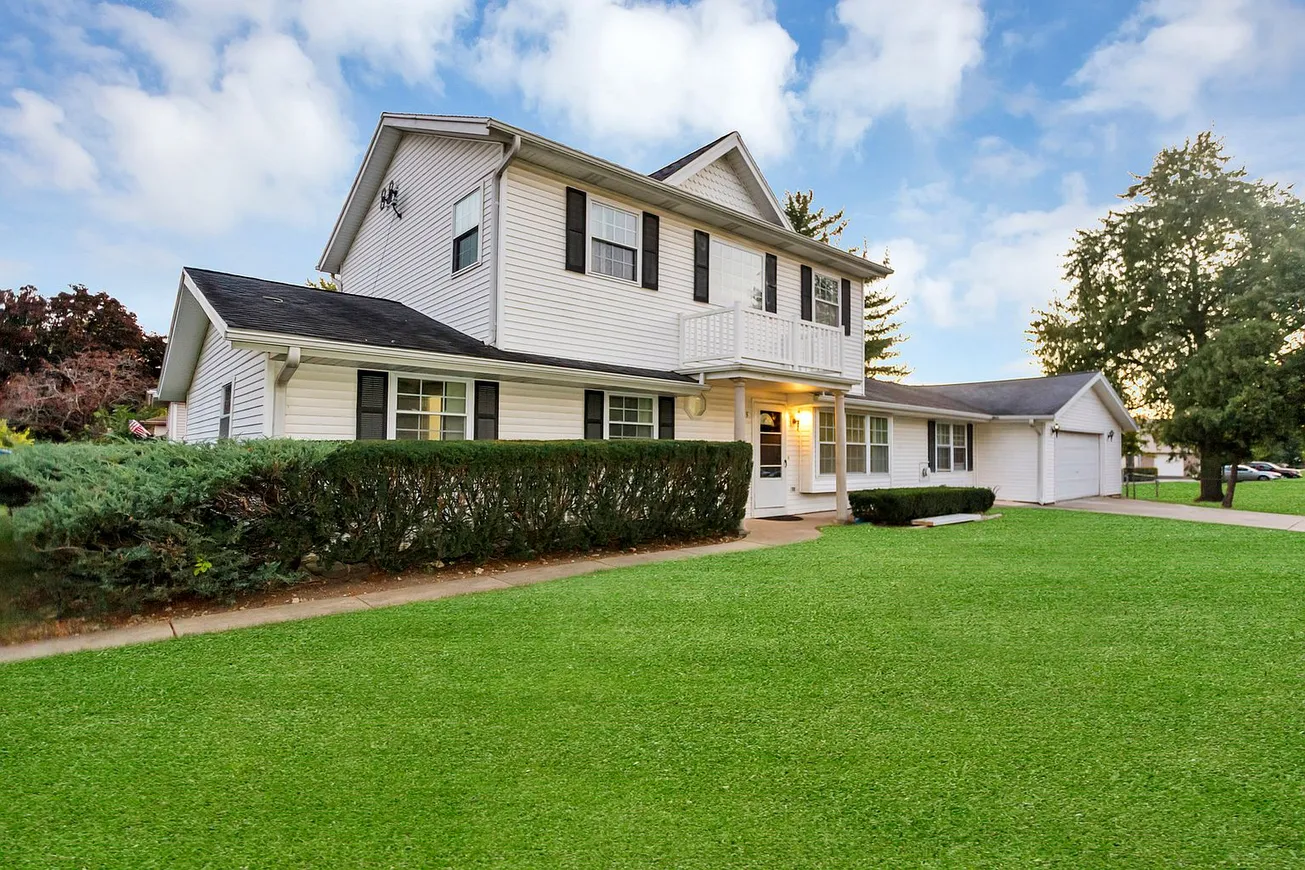 Fully Updated 6-Bedroom Home on Oversized Corner Lot in Schaumburg, IL photo 3