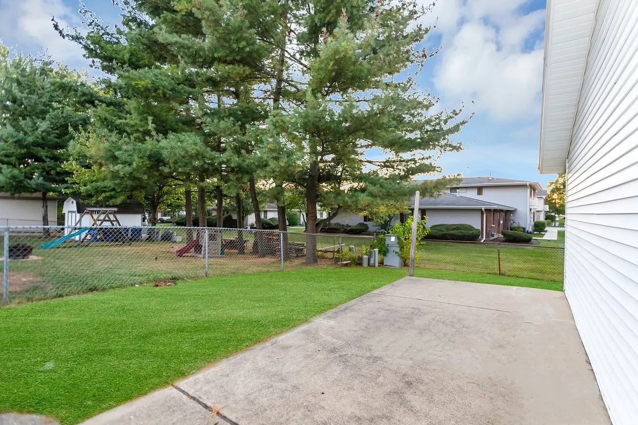 Fully Updated 6-Bedroom Home on Oversized Corner Lot in Schaumburg, IL photo 6