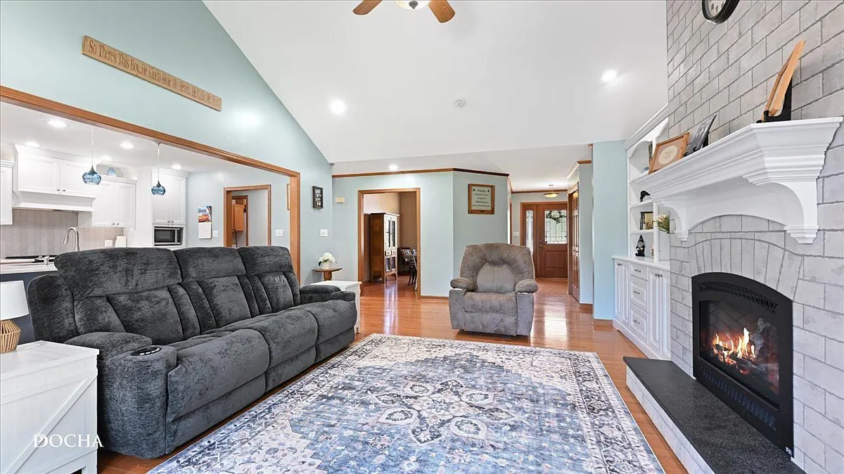 614 Magnolia Ln, Ottawa, IL 61350: Spacious Single-Family Home with Finished Basement photo 4