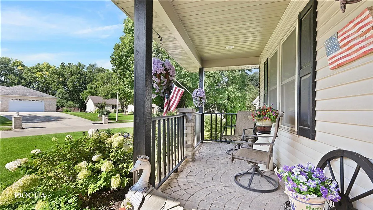 614 Magnolia Ln, Ottawa, IL 61350: Spacious Single-Family Home with Finished Basement photo 2