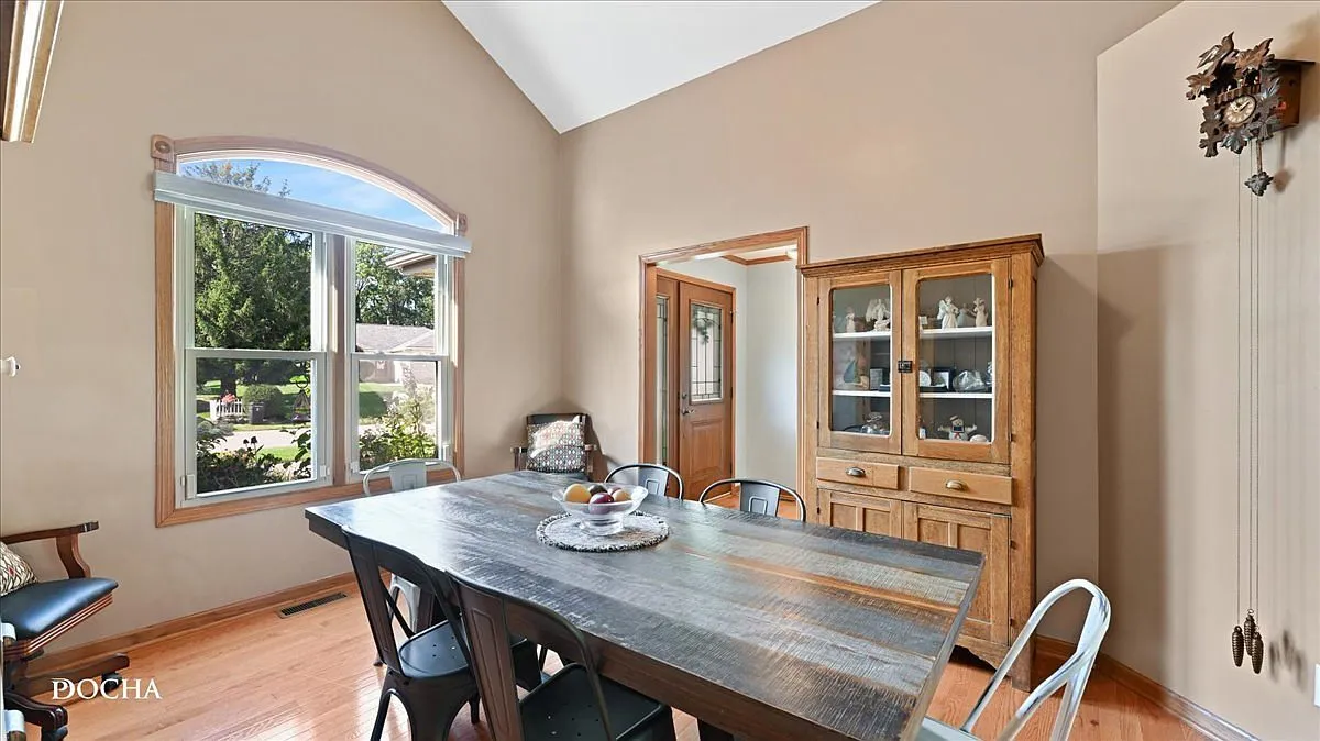 614 Magnolia Ln, Ottawa, IL 61350: Spacious Single-Family Home with Finished Basement photo 8