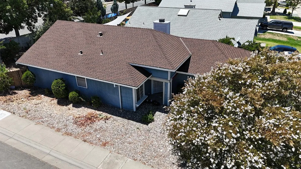 Single-Story Sacramento Home on a Corner Lot photo 3
