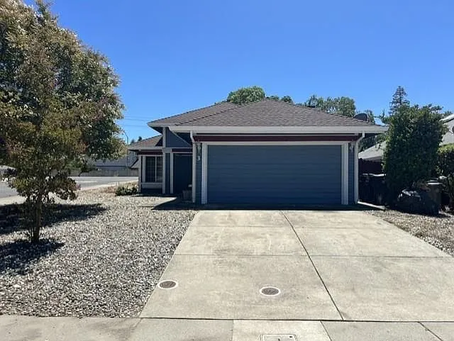 Single-Story Sacramento Home on a Corner Lot photo 2