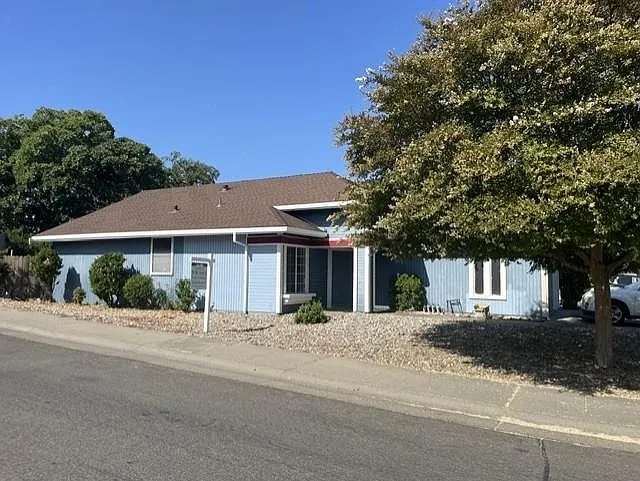 Single-Story Sacramento Home on a Corner Lot photo 4