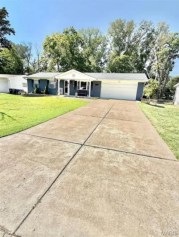 Eureka Ranch-Style Home with Finished Lower Level and Oversized Garage photo 2