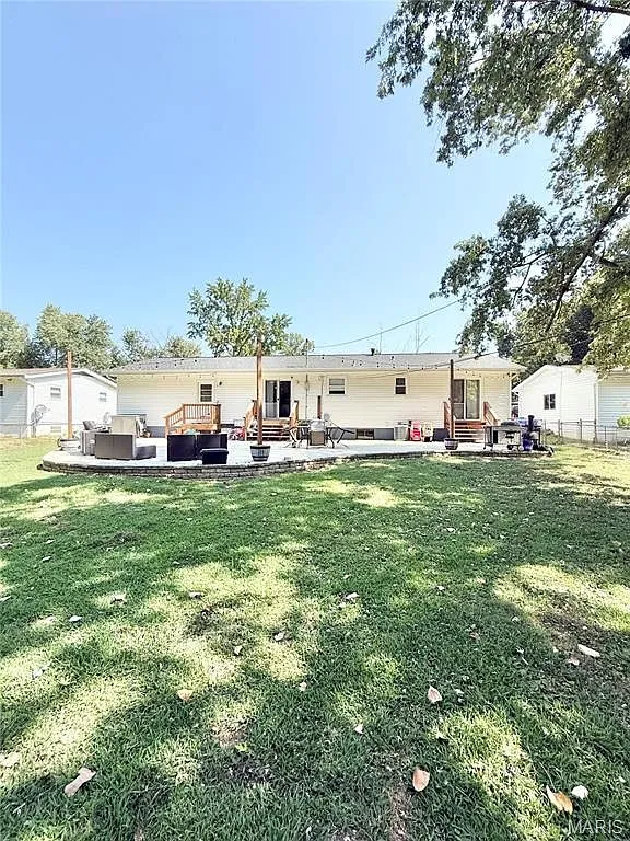 Eureka Ranch-Style Home with Finished Lower Level and Oversized Garage photo 3