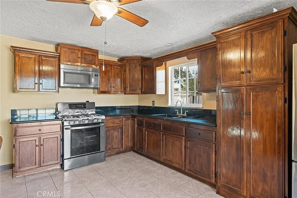 Ranch-Style Home on Nearly Half an Acre in Hesperia photo 7