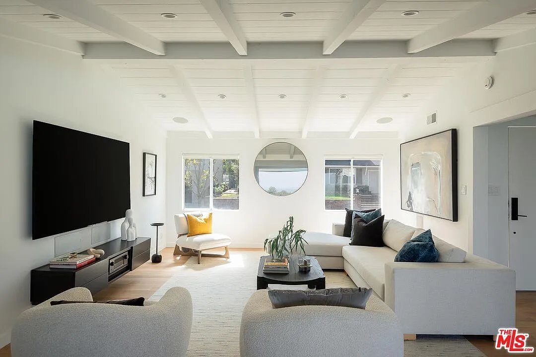 3109 Dona Susana Dr, Studio City, CA 91604 | Updated 4-Bedroom Home with Infinity Pool and City Views photo 4