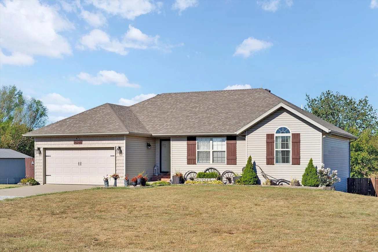 Move-In-Ready Walkout Basement Home on 1.31 Acres in Marionville, Missouri photo 2