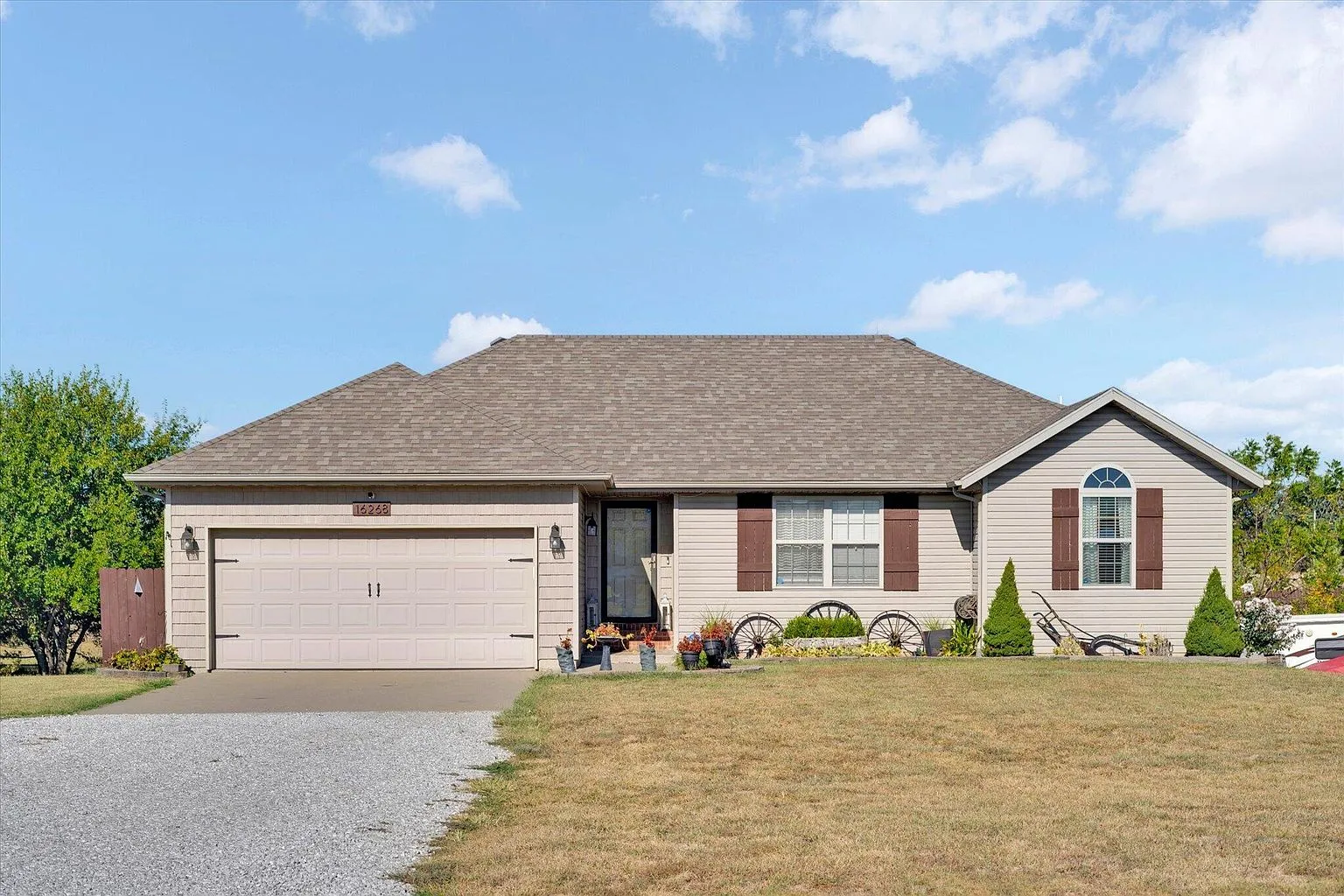 Move-In-Ready Walkout Basement Home on 1.31 Acres in Marionville, Missouri photo 3
