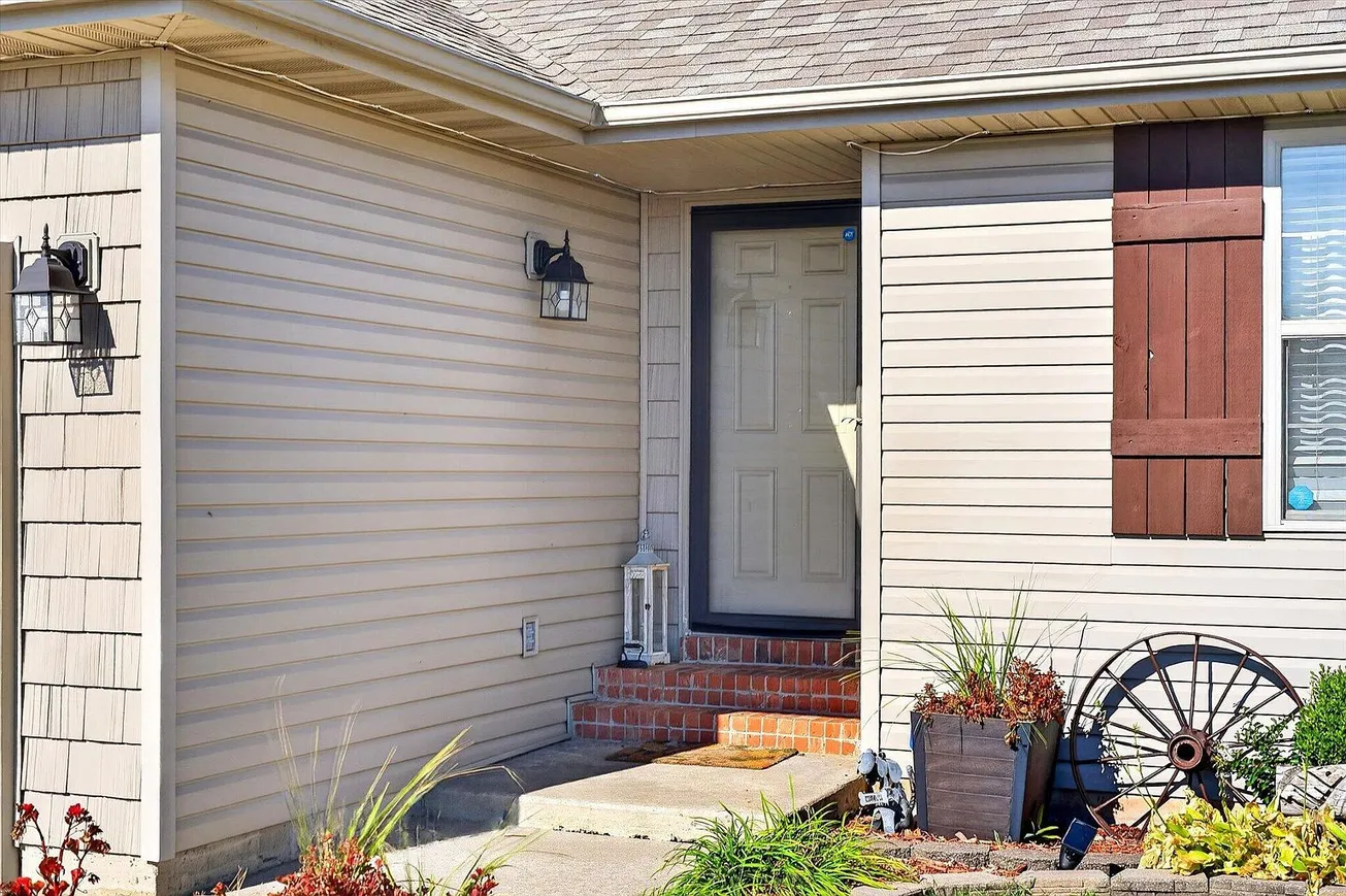 Move-In-Ready Walkout Basement Home on 1.31 Acres in Marionville, Missouri photo 5