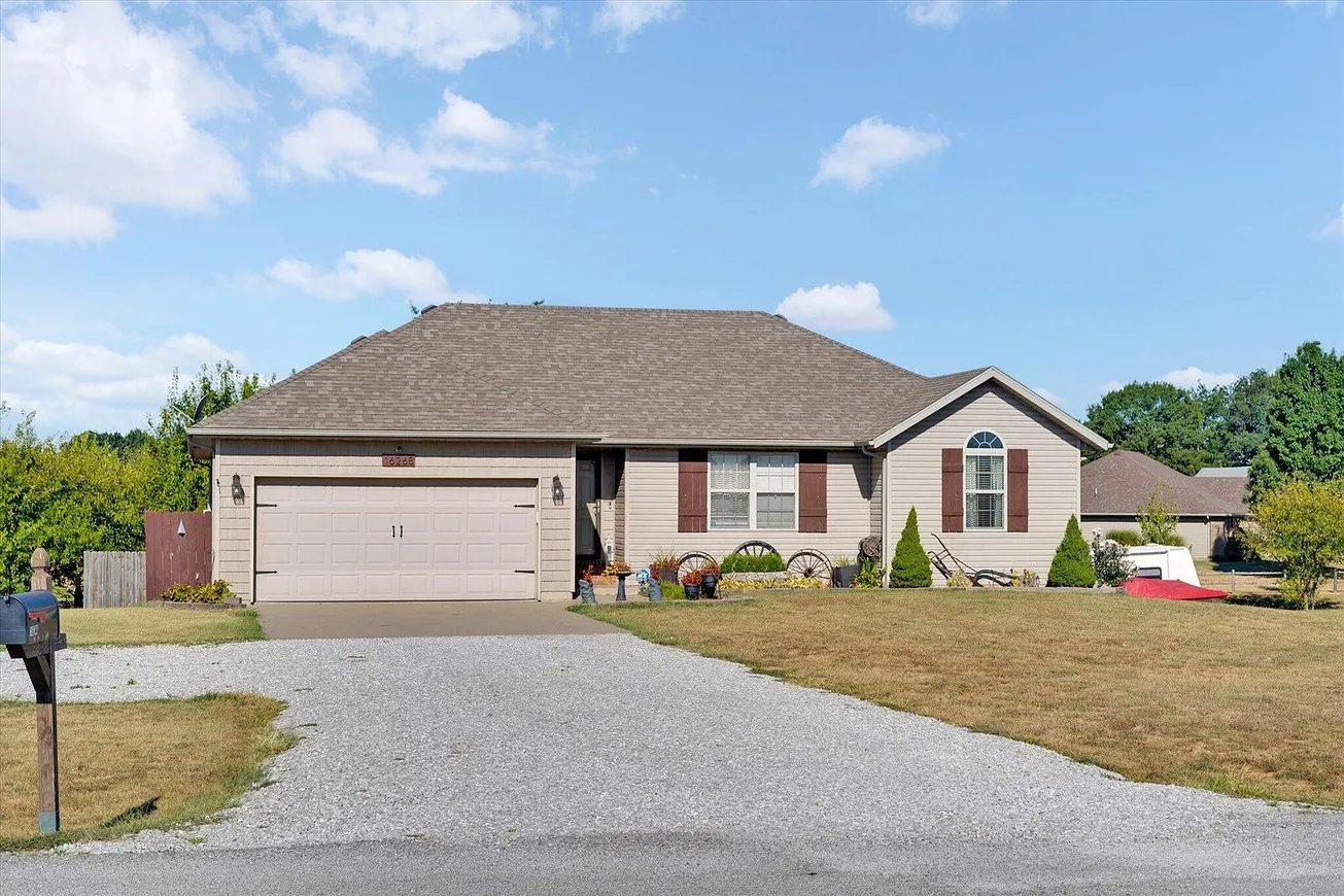 Move-In-Ready Walkout Basement Home on 1.31 Acres in Marionville, Missouri photo 4