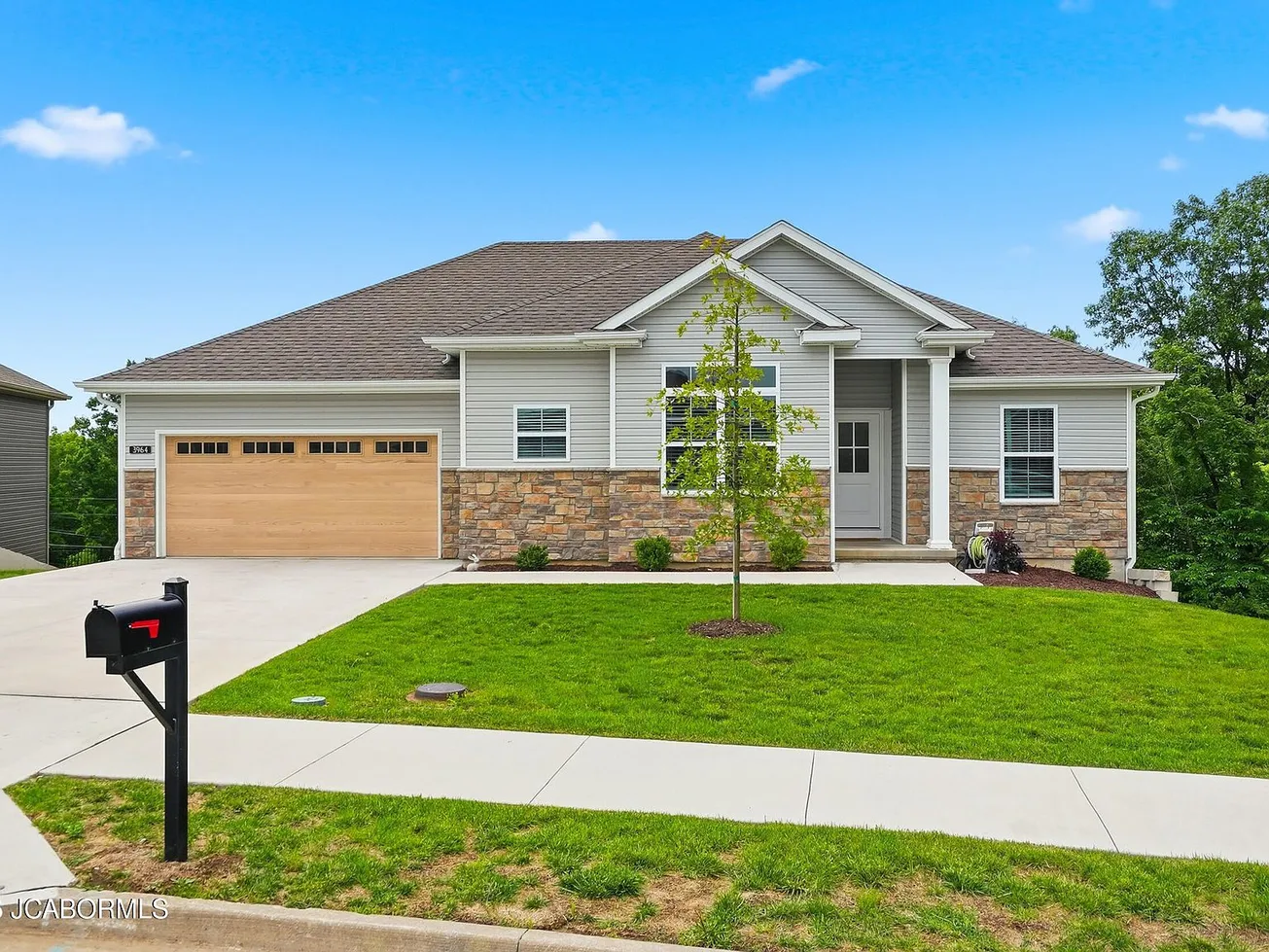 Modern Single-Family Home in Willow Falls, Columbia, MO photo 2