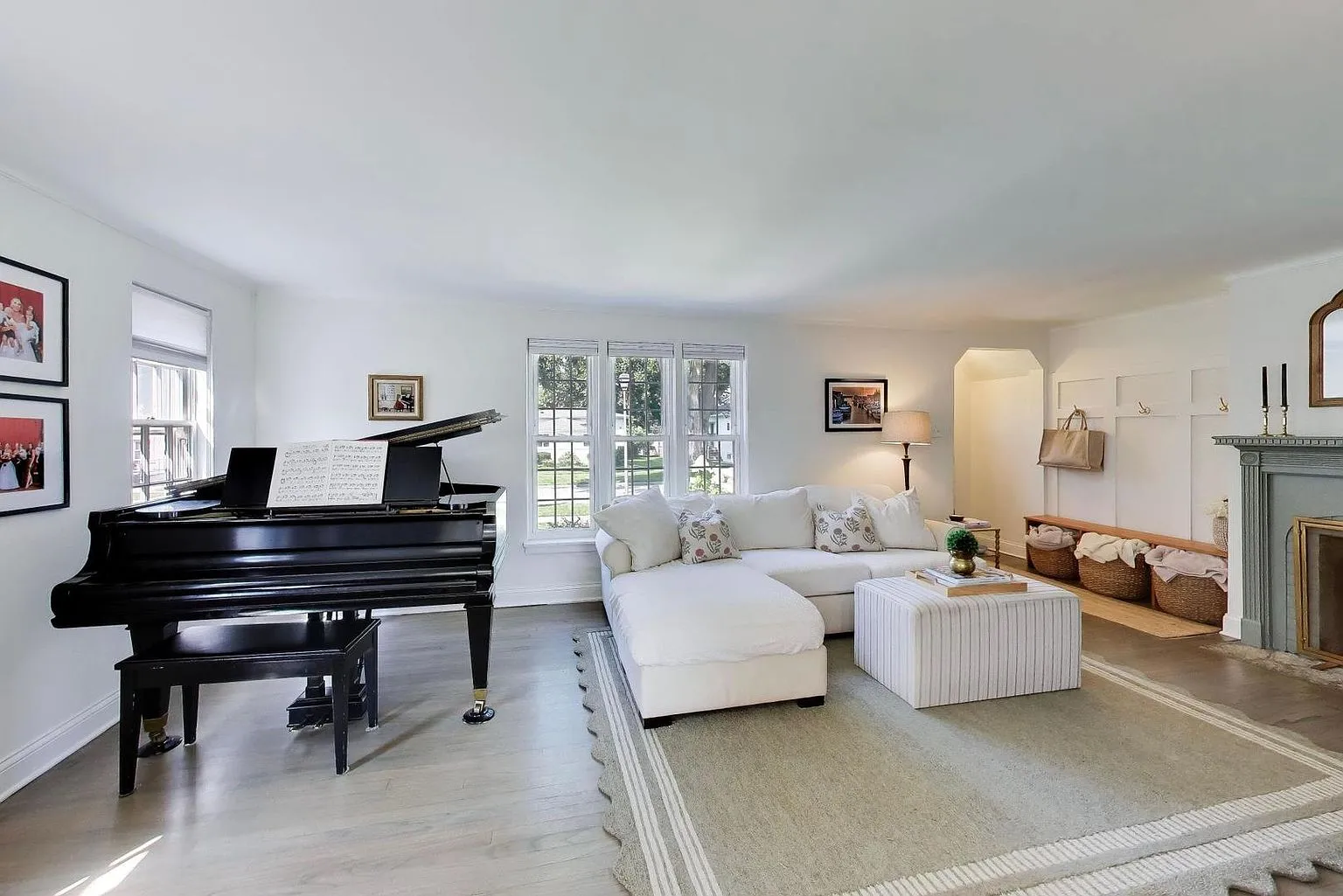 Charming Single-Family Home with Expansive Lot at 319 N Oaklawn Ave, Elmhurst, IL photo 4