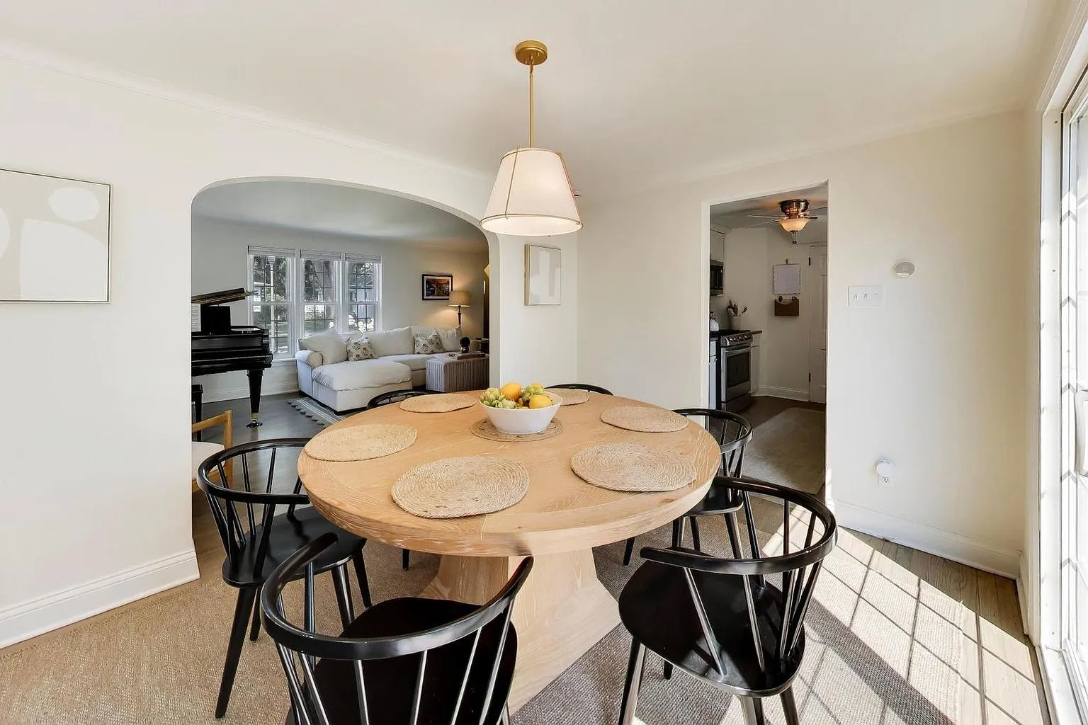 Charming Single-Family Home with Expansive Lot at 319 N Oaklawn Ave, Elmhurst, IL photo 6