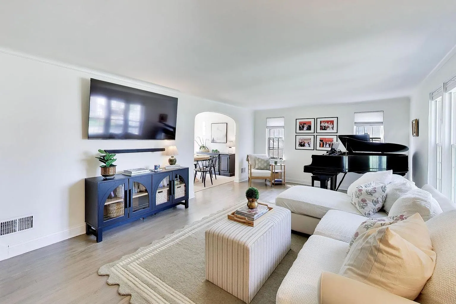 Charming Single-Family Home with Expansive Lot at 319 N Oaklawn Ave, Elmhurst, IL photo 3